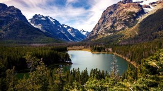 Paysage montagnes, lac et forêt