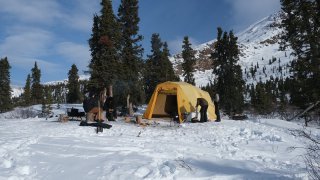 Campement sur la neige